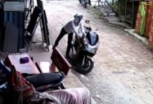 Hai tên trộm rình rập bẻ khóa, trộm xe máy tại Sài Gòn