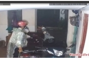 Trộm ung dung lấy 2 xe máy, “lịch sự” khóa cửa khu trọ