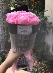 Bó 11 bông hồng sáp hồng giấy gói đen