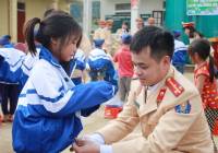 Cảnh sát giao thông tỉnh Nghệ An mang tết ấm cho học sinh nghèo