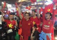 Người Việt Nam đổ ra đường ăn mừng chiển thắng lịch sử