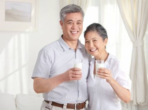 Hướng dẫn cách chọn sữa cho người lớn tuổi, giúp bổ sung dinh dưỡng và Vitamin cần thiết cho cơ thể