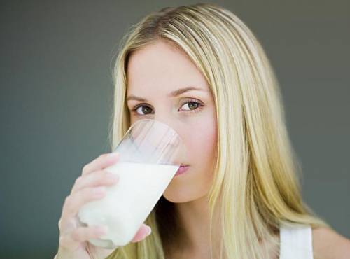 Bị bệnh sỏi thận, tránh uống sữa trước khi ngủ