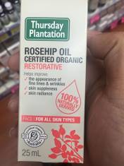Tinh dầu Rosehip oil giúp đẹp da trẻ lâu, giảm nhăn, hết rạn da