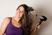 7 thói quen xấu khiến tóc khô rụng, chẻ ngọn